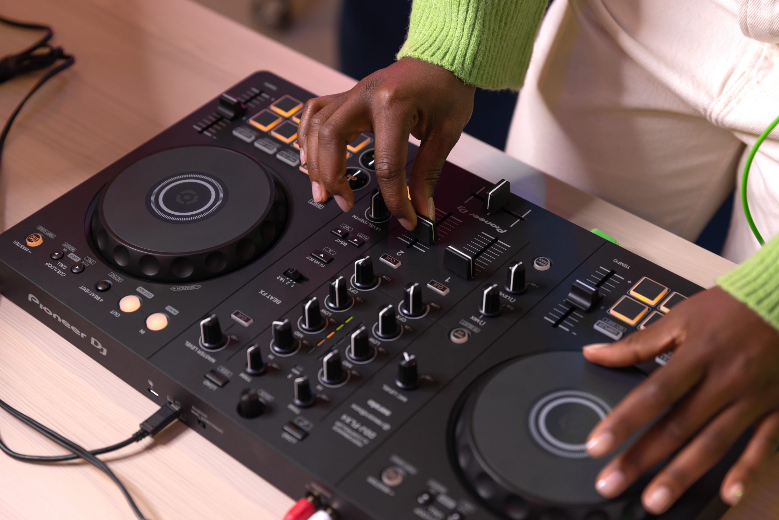 Pioneer DJ presenta el nuevo DDJ-FLX4: Un controlador DJ de 2 canales con  un aspecto profesional y un diseño sencillo y fácil de usar que es perfecto  para principiantes - Agencia de