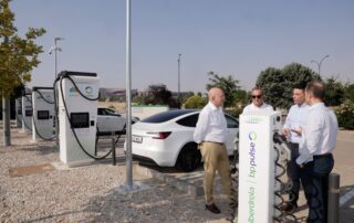 El alcalde de Valladolid, Jesús Julio Carnero, visita la nueva estación de recarga ultrarrápida de Iberdrola | bp pulse en el Club Raqueta Valladolid, acompañado por el delegado de Iberdrola en Castilla y León, Miguel Calvo; Javier Barbero, responsable de Desarrollo de Zona Centro de Iberdrola | bp pulse; y Federico Arias, responsable del Club Raqueta Valladolid