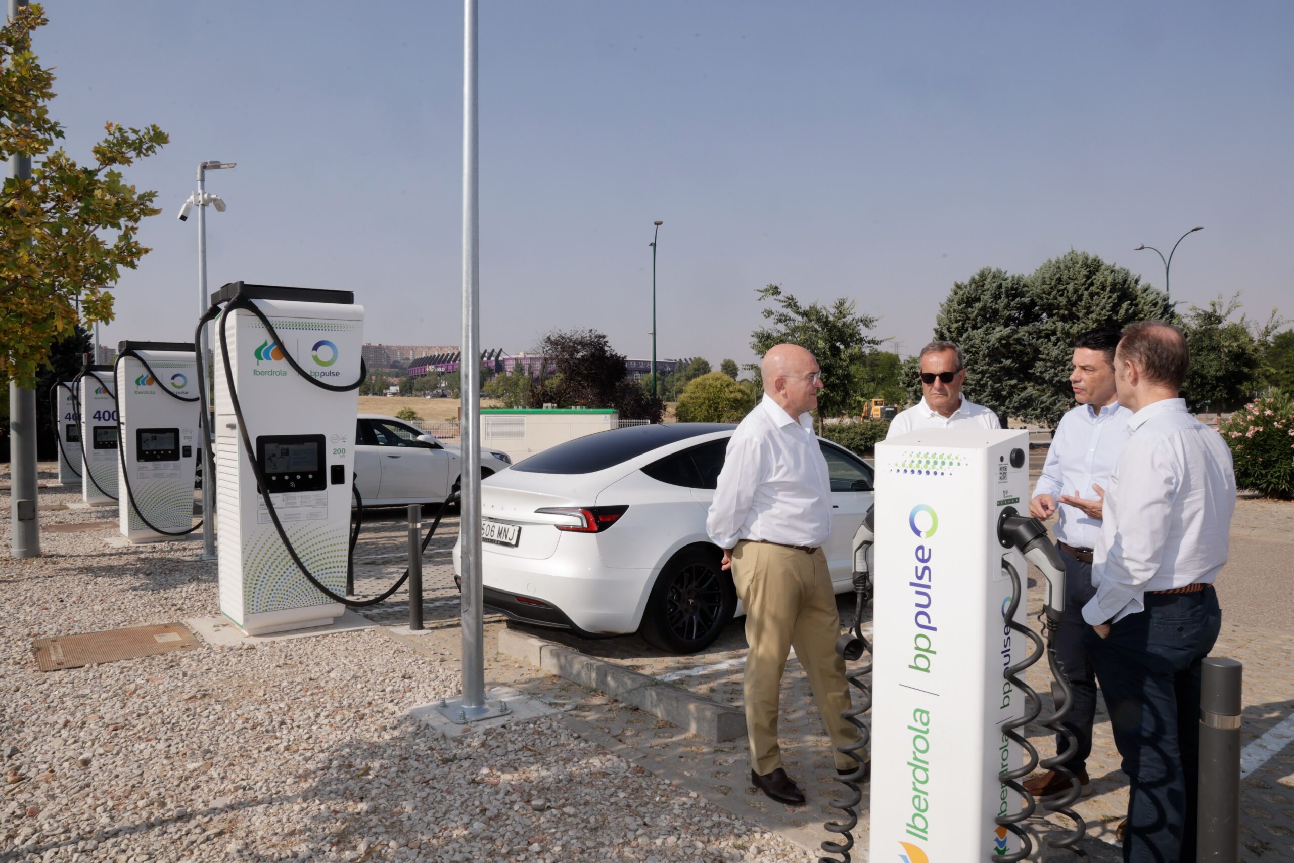 El alcalde de Valladolid visita la nueva estación de recarga Iberdrola BP Pulse El alcalde de Valladolid, Jesús Julio Carnero, visita la nueva estación de recarga ultrarrápida de Iberdrola | bp pulse en el Club Raqueta Valladolid, acompañado por el delegado de Iberdrola en Castilla y León, Miguel Calvo; Javier Barbero, responsable de Desarrollo de Zona Centro de Iberdrola | bp pulse; y Federico Arias, responsable del Club Raqueta Valladolid
